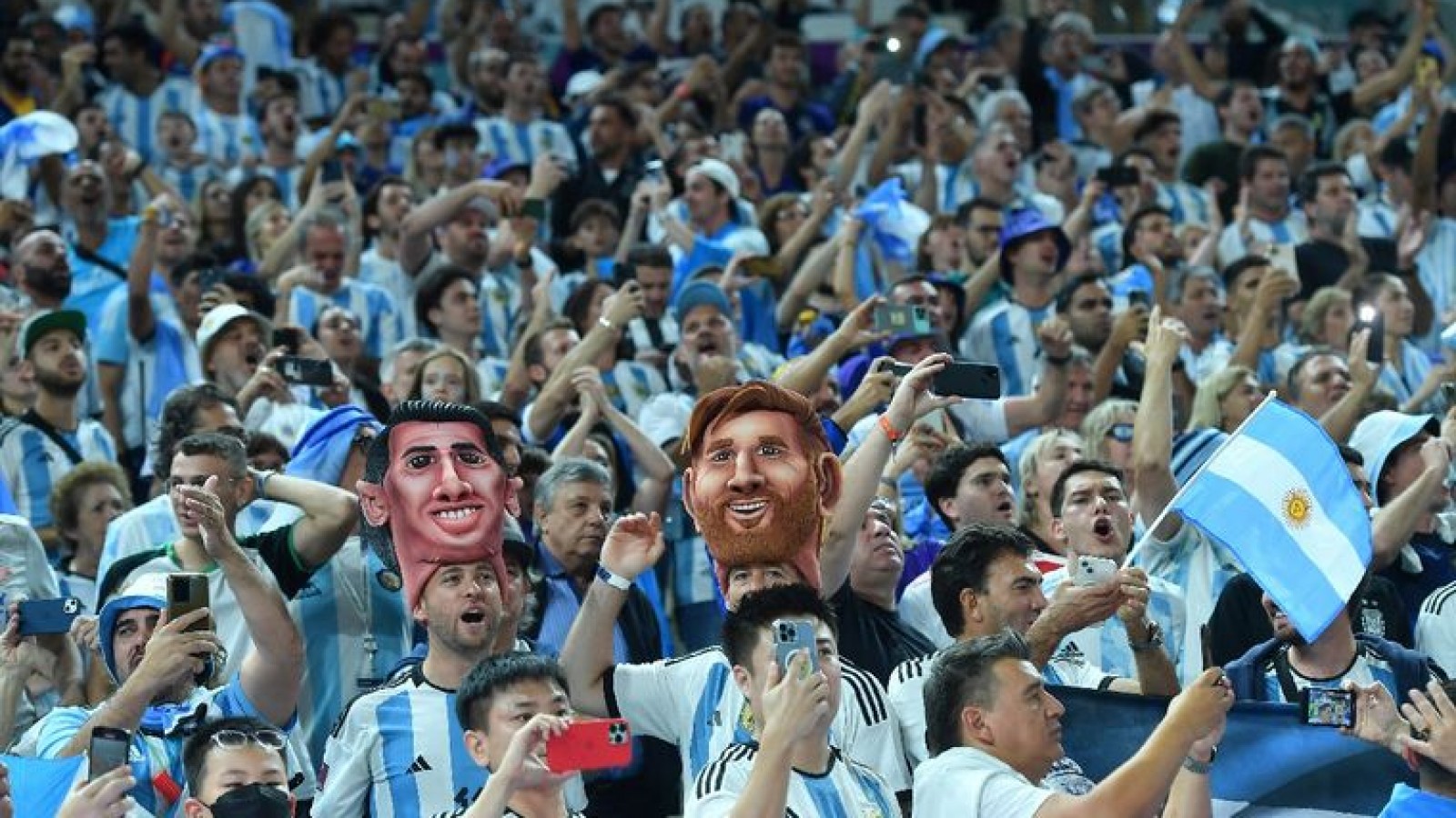 Siguen arribando argentinos a Qatar para alentar a la Selección contra Croacia
